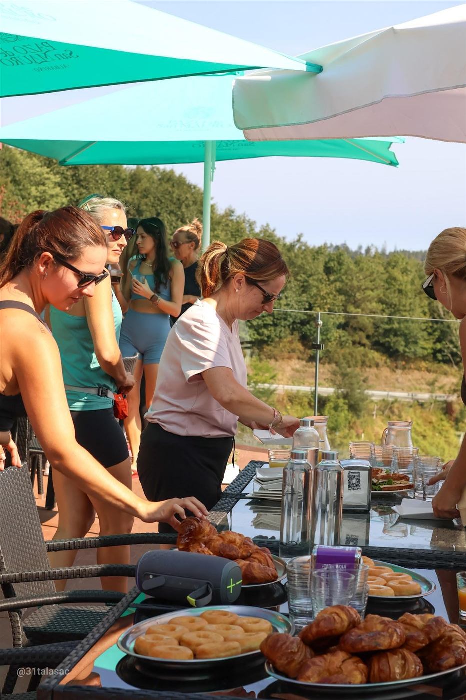 Gosari partekatua mendira begira dagoen terraza batean